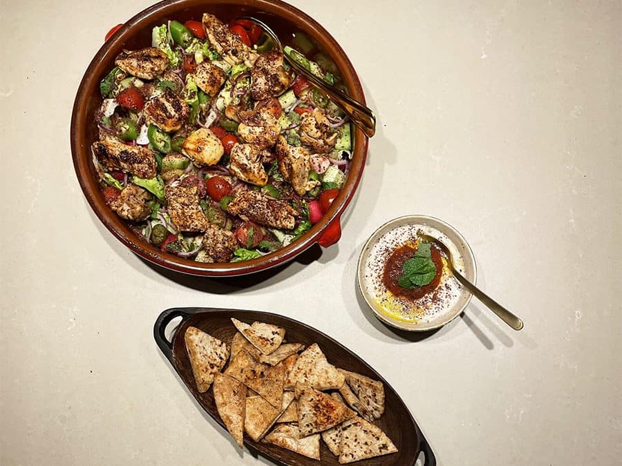 Recept | Fattoush met kippendijen en Libanese dip