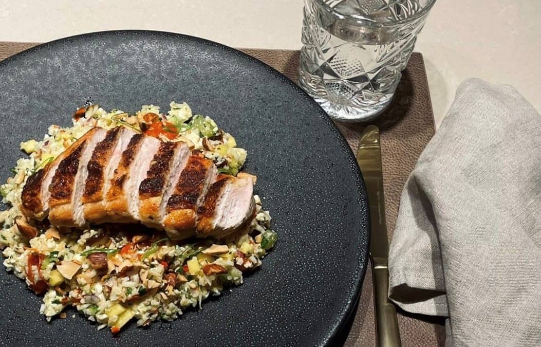 Recept | Krokant gebakken kipfilet met bloemkoolrijst en gerookte amandel voor 4 personen