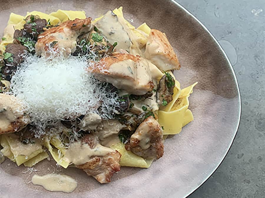 Recept | Pappardelle met kipdijen, bospaddenstoelen en romige tijm saus